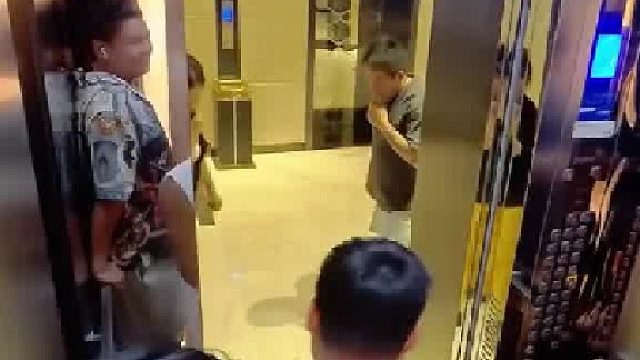 当两个活宝等电梯期间“飙戏”，然后电梯门开了……“24楼！现在全国人民都知道了”