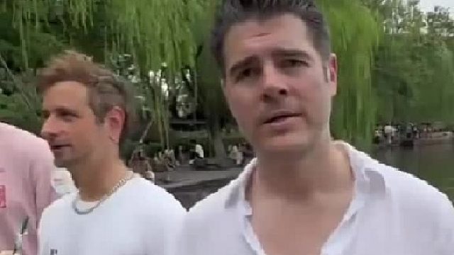 网友在杭州西湖偶遇一群中文十级的外国人，他们轻松拿捏北京话、四川话、天津话、广东话。网友直呼：他们不