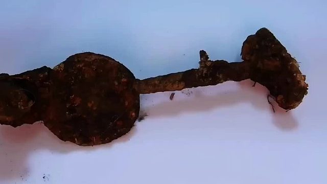 男子捡来一个奇形怪状的物件，打算将其修复如初，过程非常的解压