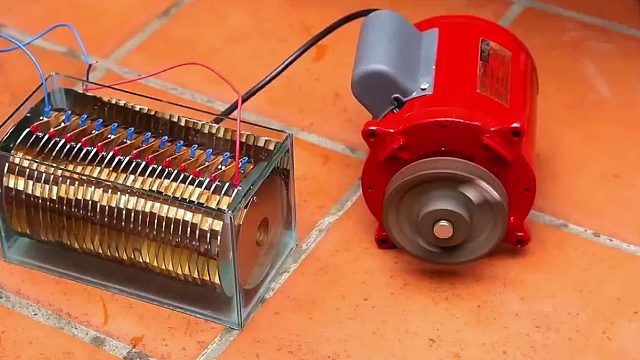 小伙利用废弃材料制作了一款发电装置，真的是太不可思议了！