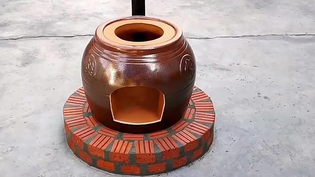 小伙将废弃的烂坛子一番简单的加工，竟然打造出一座多功能柴火炉