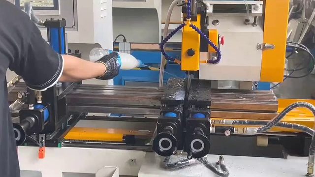 横切自动伺服送料切管机视频平台