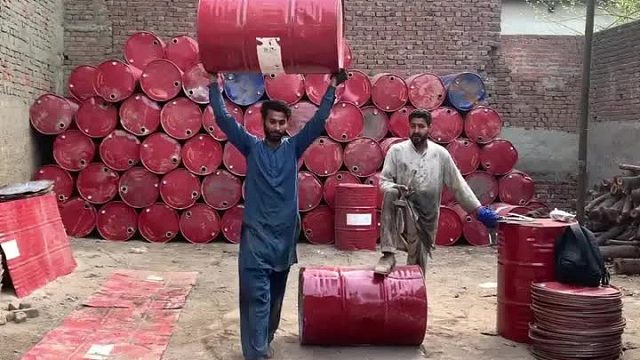 巴铁师傅利用废弃的油桶制作无缝钢管全过程