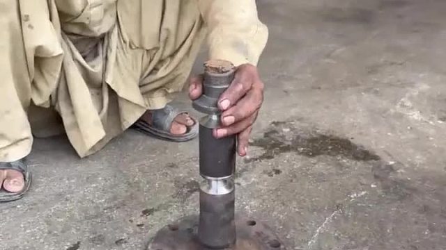 巴基斯坦师傅维修断成两节的卡车半轴全过程