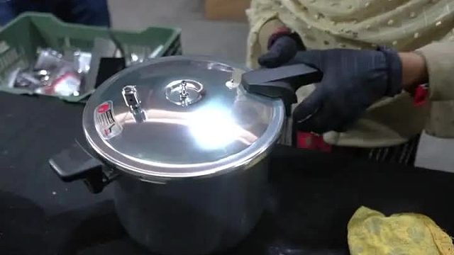巴铁师傅在简陋的作坊内利用铝制边角料打造高压锅全过程
