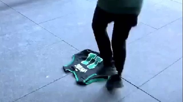 英雄惺惺相惜 球迷拳打脚踢