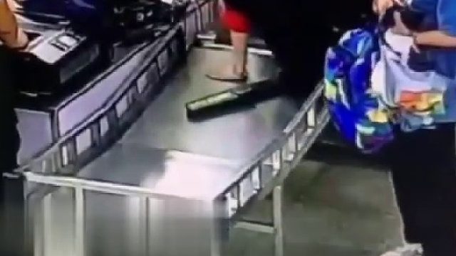 地铁安检员脚滑摔倒，意外被迫“安检 急坏乘客，同事心疼又好笑  ​​​
