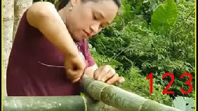 梦琪采摘跟手臂一样长的丝瓜