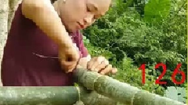 梦琪三姐妹共同下鱼塘捕捉 并售卖给商户