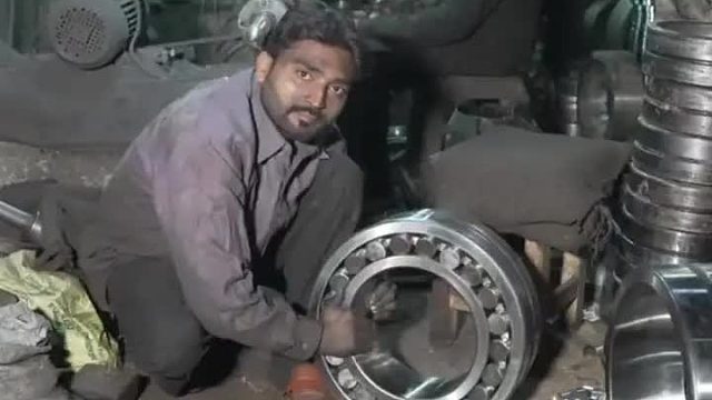 巴铁师傅维修颚式破碎机吊心滚子轴承全过程