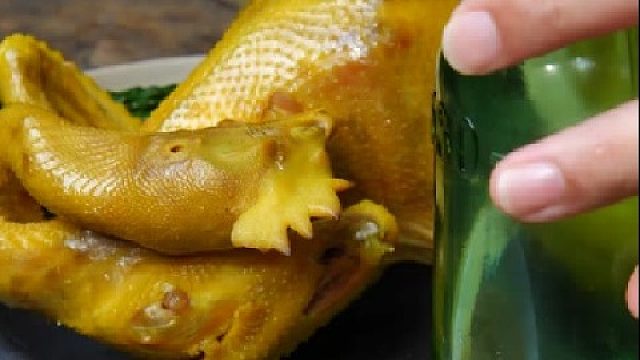 这鸡腿蘸了辣椒酱下酒就是香啊！