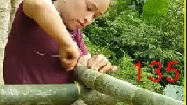 梦琪不仅采摘鲜嫩欲滴的百香果 并带到集市进行贩卖