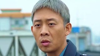 強(qiáng)哥為救黃瑤差點跳樓，而黃瑤讓他來就是想舉報他