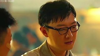手拿凍魚追一路，我叫啟勝你記住