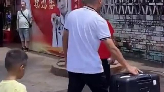 孝顺的全妹！全红婵荣归故里回到老家，掏出一沓钱递给奶奶