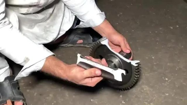 巴铁师傅维修断裂的齿轮全过程，修复过后竟然看不出维修痕迹