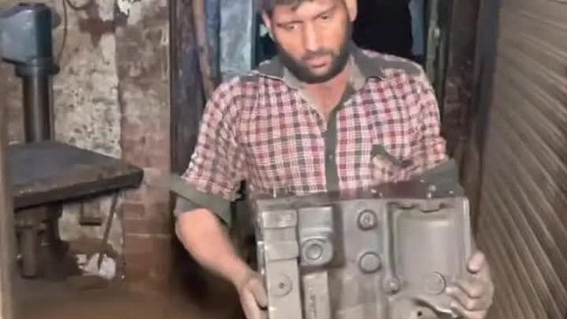 巴铁师傅维修损坏的三缸发动机缸体全过程
