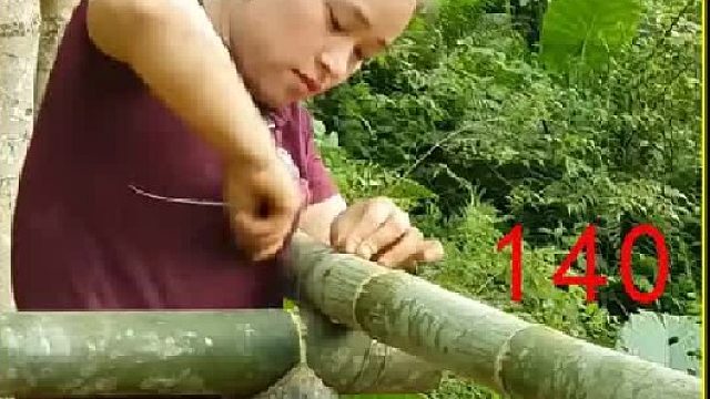 梦琪为溜达鸡搭建温馨的下蛋环境 并带往集市贩卖