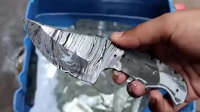 巴铁铁师傅在简陋的作坊内加工制作大马士钢刀全过程