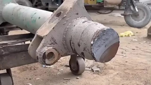 巴铁师傅维修断裂的卡车实心后桥全过程