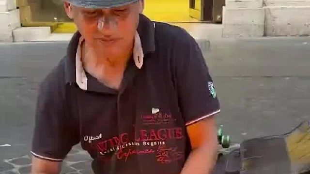 街头的艺术大师给人画画