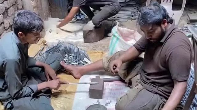 巴铁师傅在简陋工厂内制作专用的L型扳手全过程