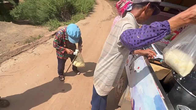 今天拉一车月饼蔬菜去农村卖，看看能卖多少钱