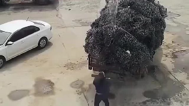 老表往废铁上泼水，意想不到的结局