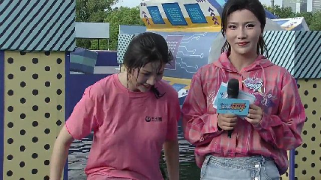 主播向前冲：猪猪小悠落水，桃子都勾勒出来了