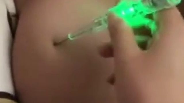 女子摸着男子身上发麻，拿电笔一测果然带电~