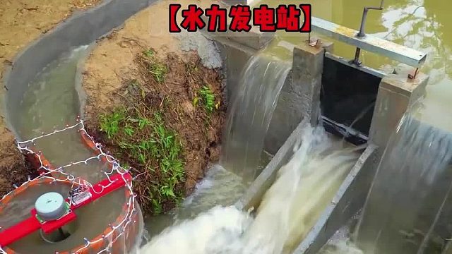 男子田地旁的水渠里徒手建造出了一座迷你水力发电站，简直太牛了！