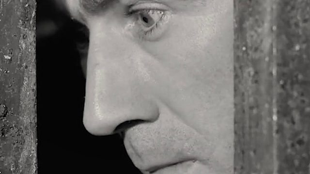 靠着一把钢锯，他竟可以自由穿梭在监狱