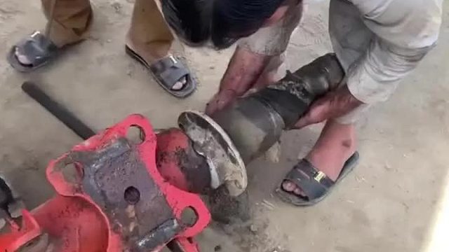 巴铁师傅维修艺术卡车的实心后桥全过程