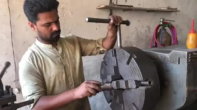 巴铁师傅利用车床加工螺纹全过程