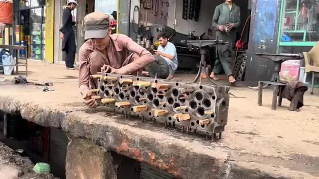 巴铁师傅维修由于高温造成变形的发动机缸盖全过程
