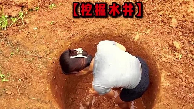 女孩为了方便得到干净的饮用水，竟然在家门前徒手挖掘出一口水井！