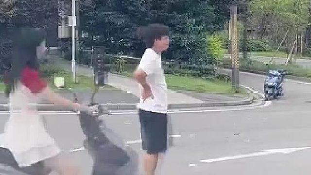 看后视镜我最多给30分