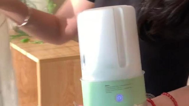 不是我说，还真有拿在手上就能洗的洗衣机啊