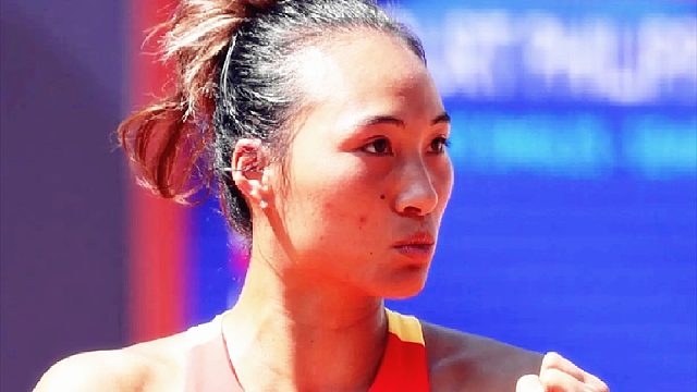 用魔法打败魔法！郑钦文无解擦网回球，举手示意不好意思