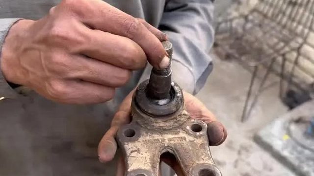 巴铁师傅修复损坏的汽车下支臂球头全过程
