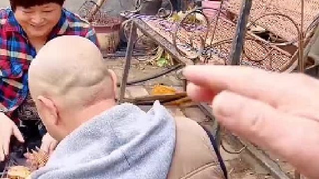 正想发飙！一看怎么是您！赶紧把气憋回去！心里嘀咕：你要不是我爹看我怎么收拾你！