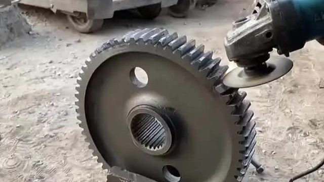 巴铁师傅维修损坏的卡车齿轮全过程