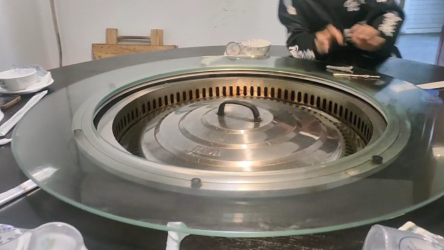 尝尝价值三百多的土灶炖公鸡来看看值不值！还送八个小凉菜！