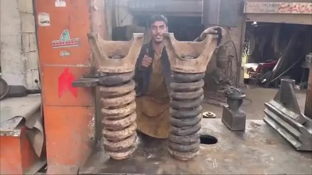 巴铁师傅焊接修复断裂的挖掘机反冲弹簧调节器全过程