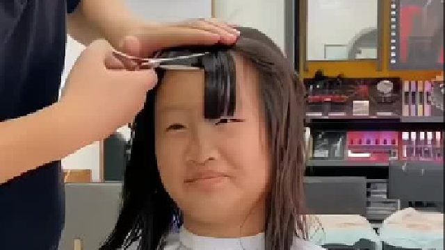 让发型师剪了个防早恋发型，结果﹉