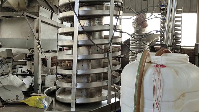 改性塑料颗粒降温螺旋  能振散物料高温冷却的提升机