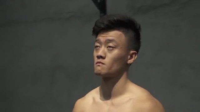 只要足够强大，这种只能算是引体向上