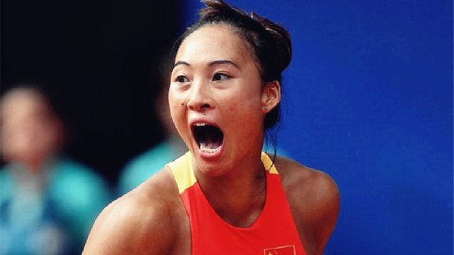永不言弃！郑钦文极限冲刺救球反杀，对手“偷鸡不成蚀把米”