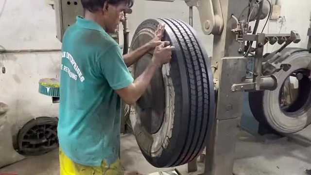 巴铁师傅翻新修复废弃轮胎全过程