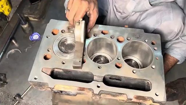 巴铁师傅修复损坏的发动机缸体全过程